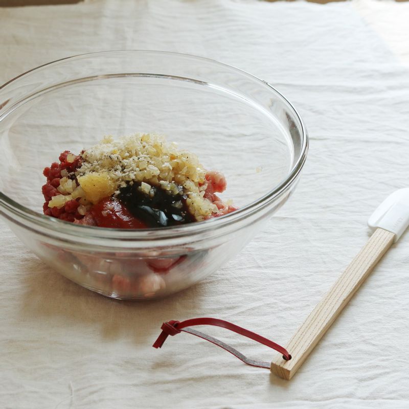 양파는 곱게 다지고 마른 팬에 볶아 수분을 제거합니다. 양파를 식힌 후 나머지 패티 재료와 함께 볼에 넣고 잘 섞어 치대주세요. 패티를 충분히 치대어야 굽는 과정에서 부서지지 않아요.