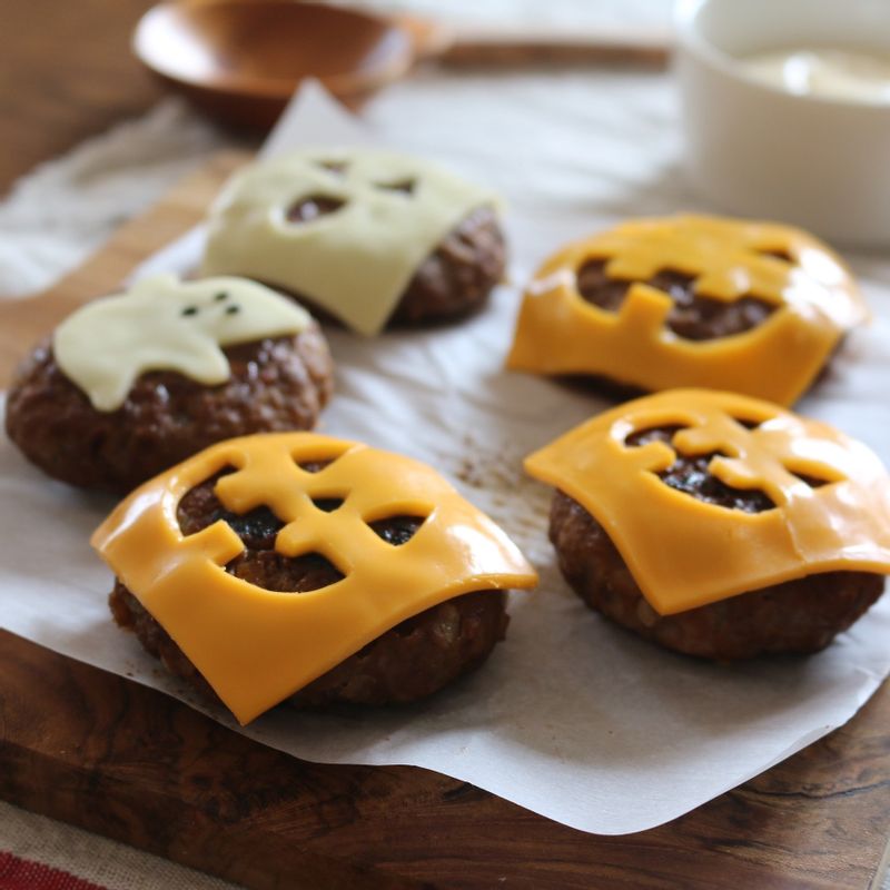 모닝빵에 마요네즈를 바르고 그 위에 패티를 올립니다. 치즈는 모양을 내서 자른 후 패티 위에 얹어주세요.