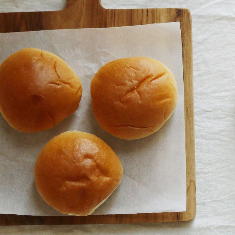 모닝빵은 가로로 포를 뜨듯이 갈라 팬에 구워주세요.