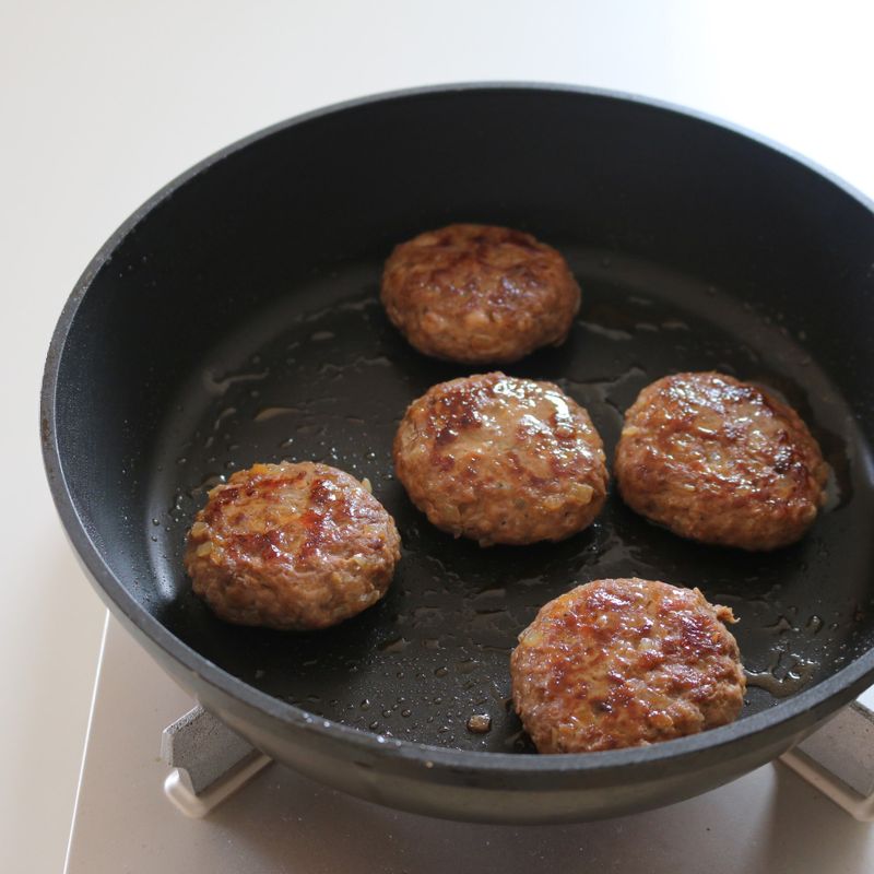 달군 팬에 패티를 올려 앞뒤로 노릇하게 구워주세요.
센 불에서 겉을 익힌 후 약한 불로 줄여 뚜껑을 덮고 속까지 익혀주세요.