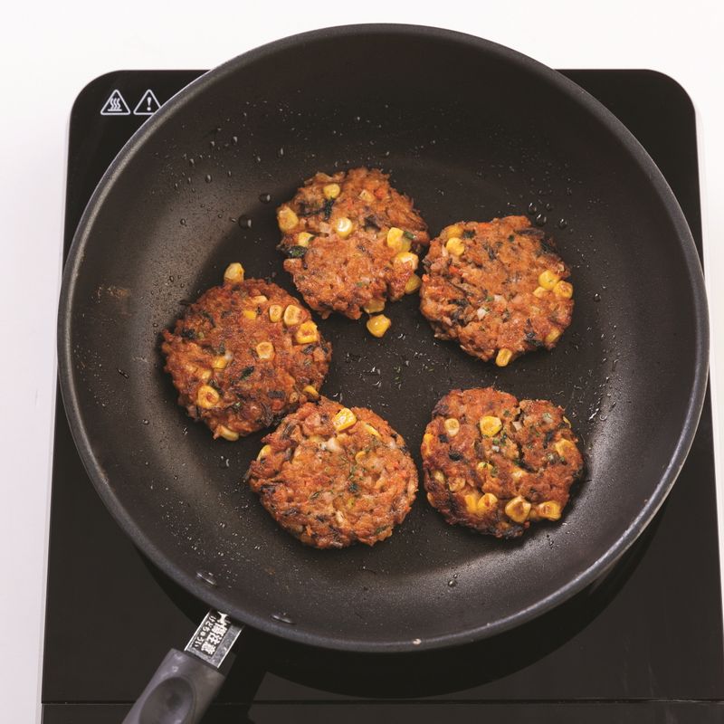 달군 팬에 카놀라유를 두른 뒤 순서 1을 동그랗게 떠 약불에서 앞뒤로 각각 4분씩 부쳐주세요.