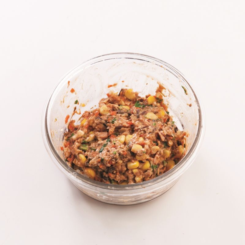 부침 반죽 재료를 잘게 다진 뒤 볼에 넣고 섞은 뒤 부침가루, 피자소스를 넣고 다시 섞어주세요.
*Tip. 옥수수는 물기를 빼고 사용하세요!