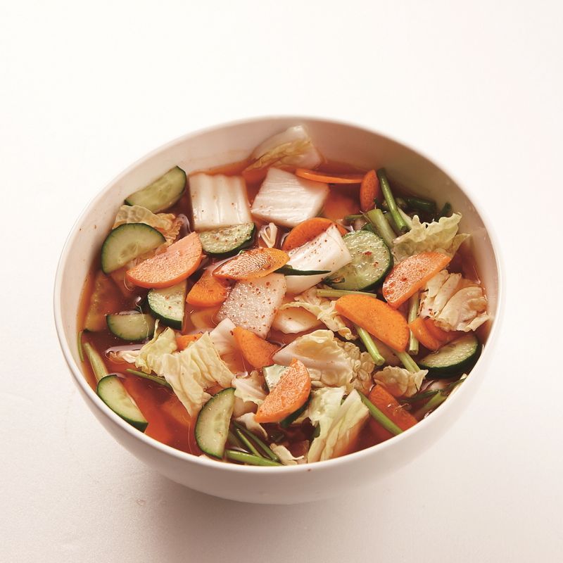 순서 1과 나머지 재료를 넣고 국물을 체에 밭쳐 유리병에 조금씩 부어주세요.
*Tip, 미나리와 쪽파는 3cm 길이로 썰기, 무는 나박 썰기, 오이와 당근은 반달썰기 해주세요!