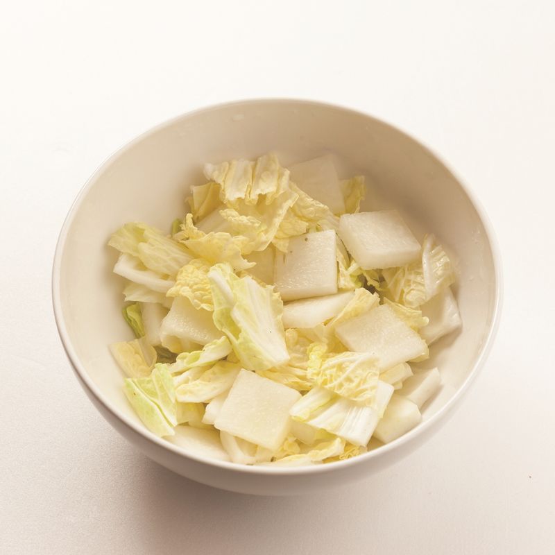 소금에 절인 알배추와 무를 소금에 뒤적여가며 30분 정도 두고 찬물에 헹궈 물기를 빼주세요.