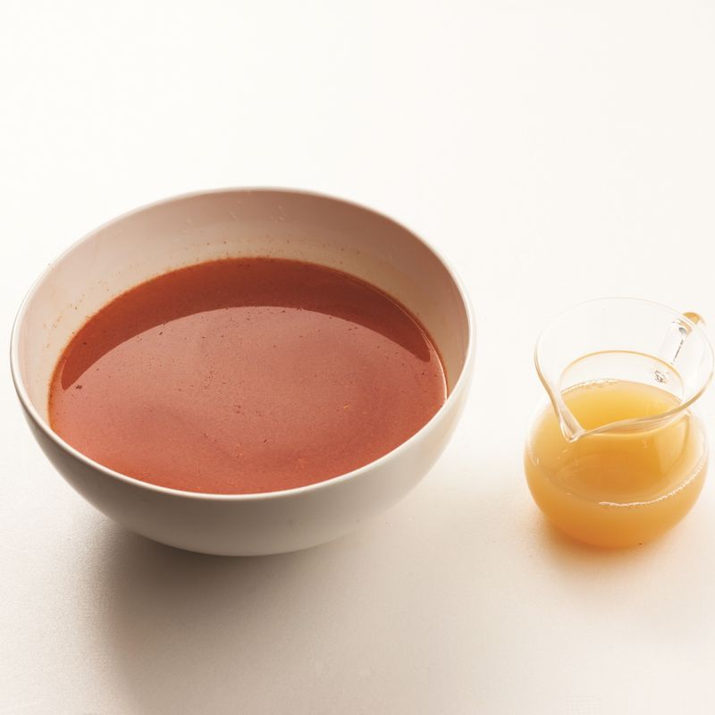 볼에 국물 재료를 한데 넣고 잘 섞은 뒤 소금이 녹으면 사과즙을 부어주세요.
*Tip1. 시판용 사과즙이 없으면 사과를 강판에 갈아 즙을 만들어 사용해도 좋아요.
*Tip2. 단맛을 더 내고 싶다면 스테비아 1g을 넣어보세요!