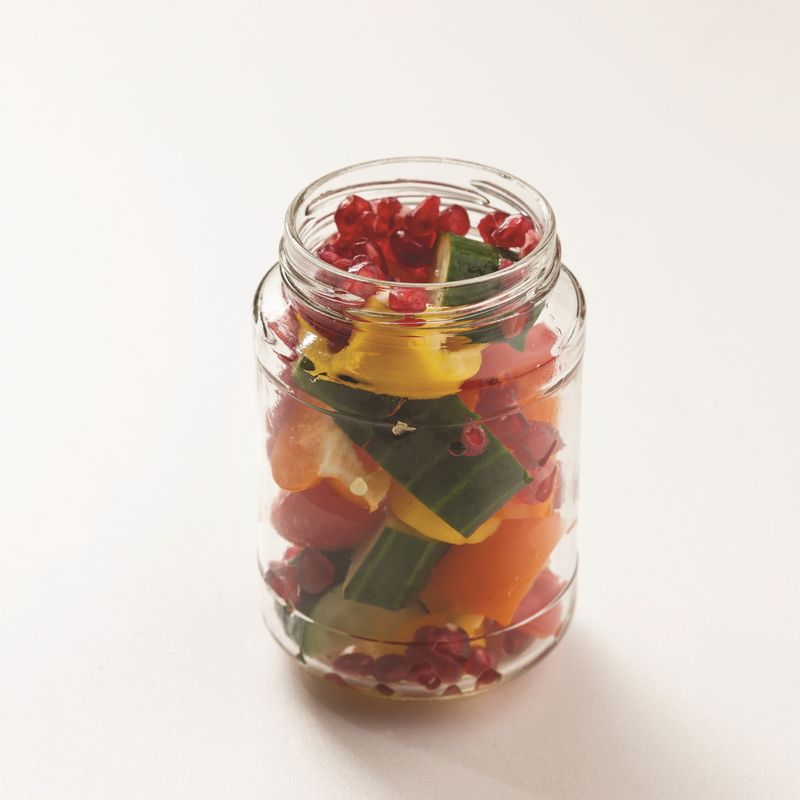 긁어낸 석류알맹이와 먹기 좋게 자른 파프리카, 오이를 열탕 소독한 유리병(500~600ml)에 적당히 넣어주세요.
*Tip 1. 석류를 4등분하여 뒤집은 뒤 숟가락으로 긁어내면 쉽게 알맹이를 떼어낼 수 있어요.
*Tip 2. 석류는 맛을 내기 위함도 있지만 피클에 색을 입히기 위해 사용하기도 해요. 석류가 없으면 비트, 백년초를 넣어서 색을 내보세요!