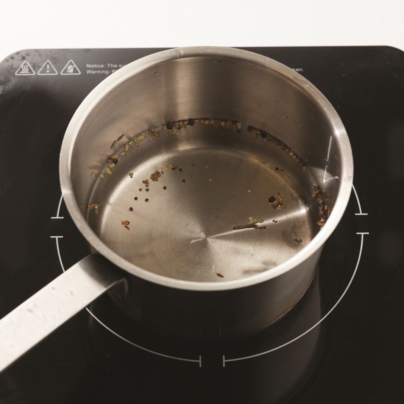 냄비에 백설탕, 피클링스파이스, 생수를 넣고 끓이다 물이 끓으면 현미식초를 넣고 1~2분 끓여 식초물을 만들어 주세요.