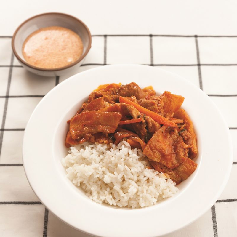 완성된 덮밥에 소스를 곁들여 함께 맛있게 즐겨보세요. 흑임자를 고명처럼 뿌려 먹어도 좋답니다!