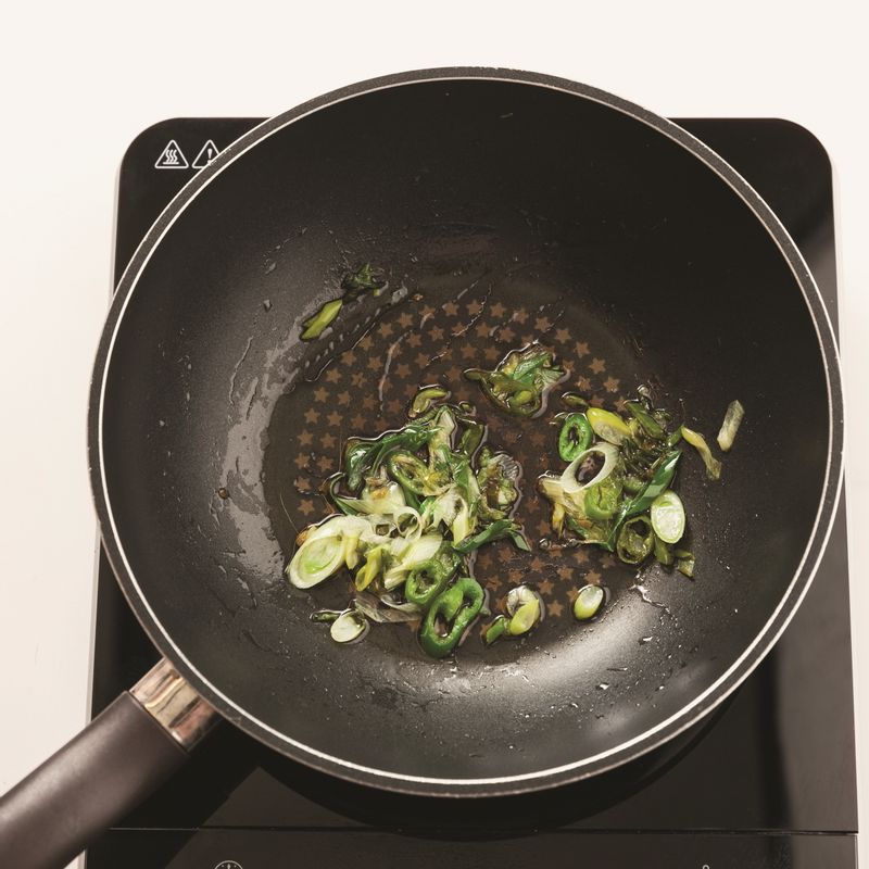 달군 팬에 카놀라유를 두른 뒤 어슷하게 썬 대파와 청양고추를 넣고 중약불에서 2분 볶아주세요.