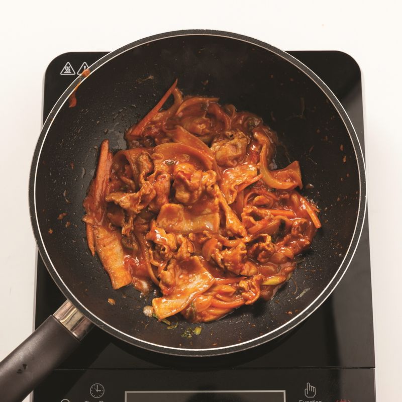 분량의 양념 재료를 한데 넣고 섞은 뒤 순서 2에 붓고 약불에서 저어가며 볶아내면 덮밥 볶음요리의 완성이예요. 작은 그릇에 분량의 소스 재료를 섞어 소스도 만들어 주세요.
*Tip 1. 명란은 피막을 갈라주고 칼등으로 알을 모아 사용하세요.
*Tip 2. 명란마요소스는 완제품도 판매하니 여건에 따라 골라 사용하세요!
*Tip 3. 마요네즈는 명란에 들어 있는 영양소를 흡수하게 도와준답니다.