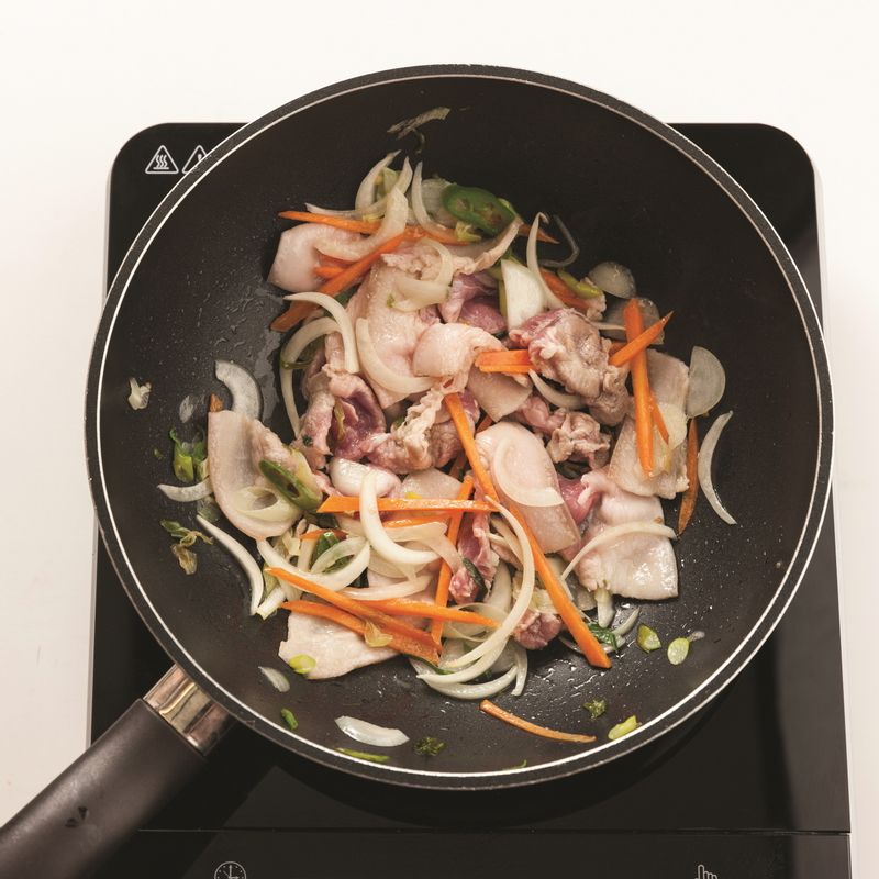 순서 1에 핏물을 빼고 10분간 밑간한 앞다리살을 넣어 볶다가 핏기가 사라지면 채 썬 양파, 당근을 넣고 중불에서 볶아주세요.