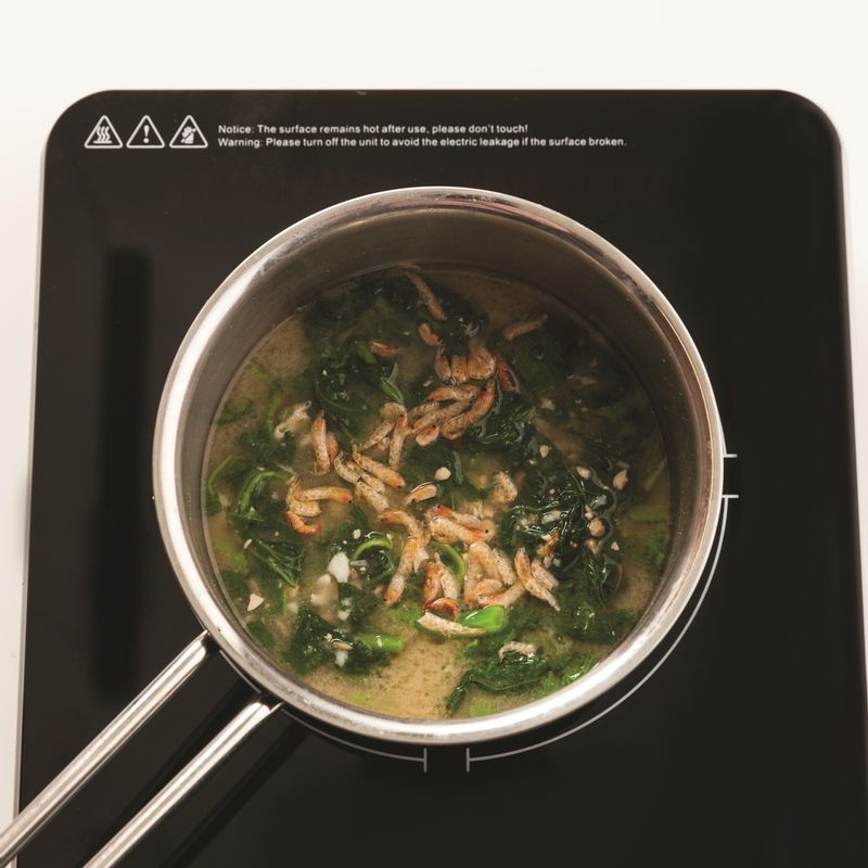 손질하여 적당한 길이로 썬 아욱, 이물질을 털어낸 건새우를 넣고 중불에서 6분간 끓여주세요.
*Tip. 혹시 건새우를 싫어한다면 건새우를 믹서에 넣고 곱게 갈아서 넣어도 향과 맛이 좋답니다.