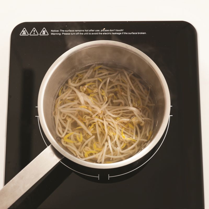 냄비에 물과 소금을 넣고 물이 끓으면 숙주나물을 넣어 살짝 데쳐주세요.