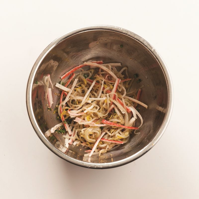 볼에 순서 2와 잘게 찢은 맛살을 넣은 뒤 양념 재료를 넣고 조물조물 무친 다음 송송 썬 쪽파와 참깨를 넣어 섞어주세요.
*Tip. 숙주나물을 오래 데치거나 손으로 많이 주므르면 아삭한 식감이 사라지므로 주의해야 해요!