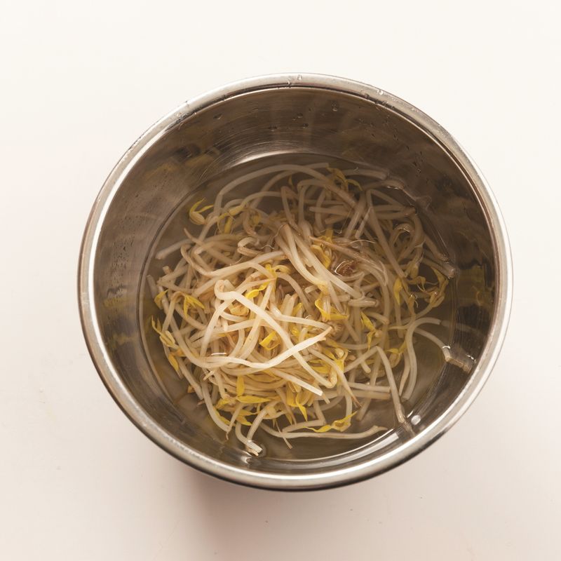 데친 숙주나물을 찬물에 헹군 뒤 물기를 빼주세요.
*Tip. 데친 숙주를 찬물에 헹구면 숙주의 식감이 더욱 아삭해져요!