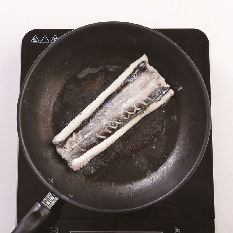 달군 팬에 카놀라유를 두르고 밑간에 15~20분간 재워둔 민물장어를 약불에서 껍질부터 앞뒤로 5분씩 구워 주세요.