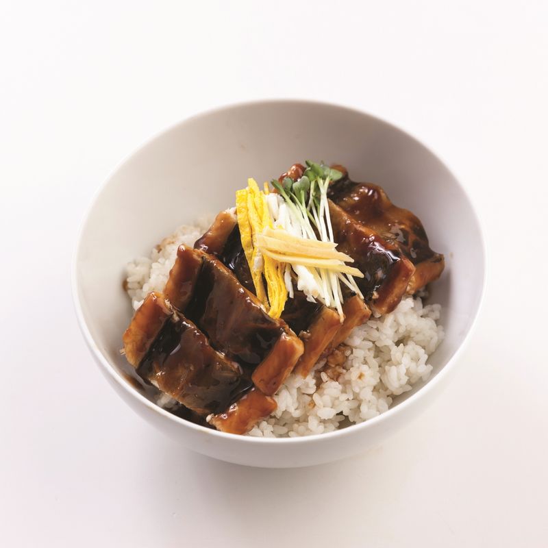 그릇에 밥, 장어, 채 썬 고명 순으로 담아 맛있게 즐기세요. 기호에 따라 생강은 생략하셔도 된답니다. 끓인 양념이 남았다면 밥에 비벼 드셔도 아주 맛있어요!
