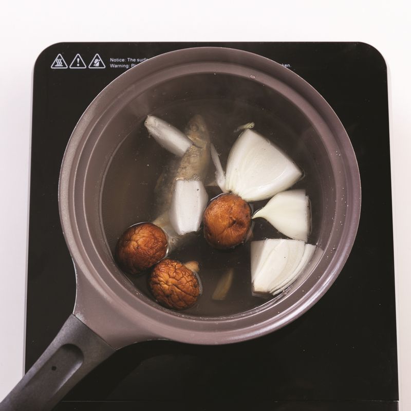 냄비에 육수 A 재료를 넣고 강불에서 끓여주세요. 육수가
끓으면 다시마만 건져내고 약불로 줄여 20분 더 끓입니다.
