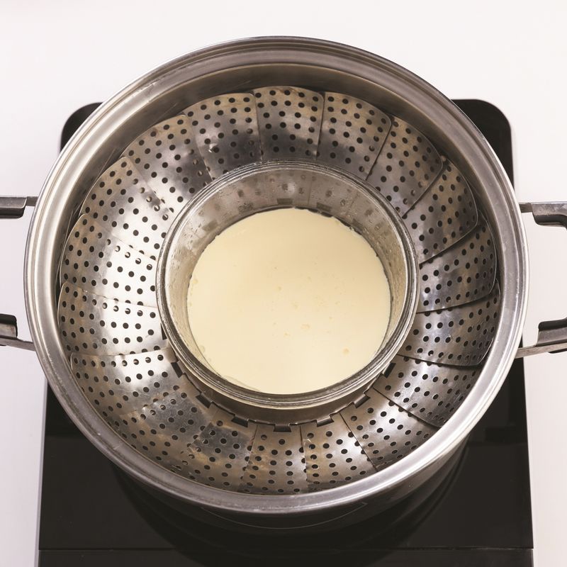 찜기에 김이 오르면 그릇에 참기름을 바르고 노란색 재료를 그릇의 ⅓ 가량 넣은 뒤 중약불에서 10분간 쪄주세요.
*Tip. 그릇에 키친타월, 면포를 씌우면 수증기가 표면에 떨어지지 않아 계란찜 표면에 구멍이 생기지 않아요!