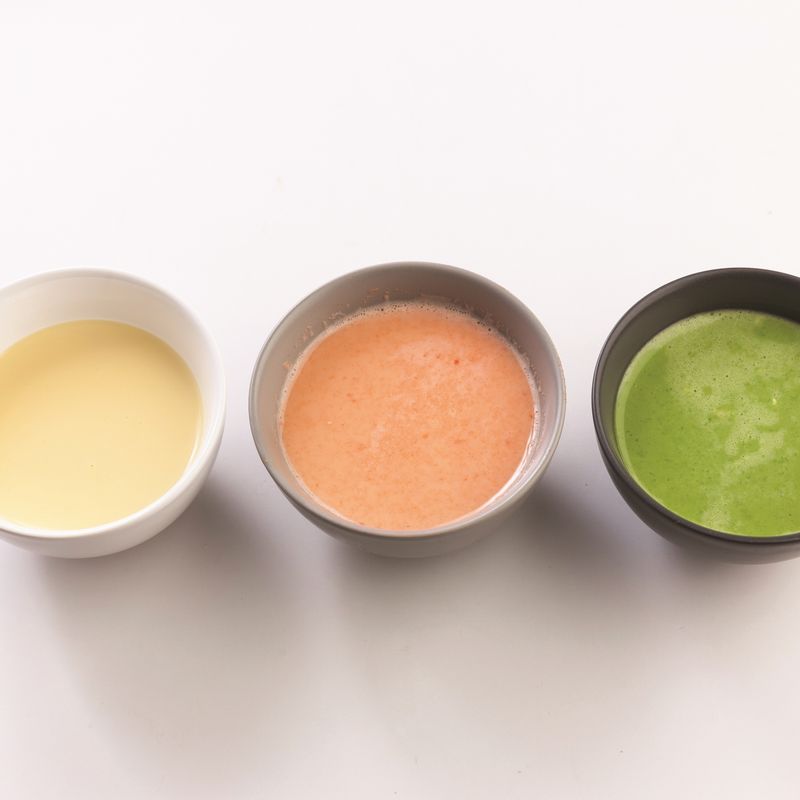 노란색 재료는 잘 섞고 초록색, 빨간색 재료는 믹서에 각각 넣고 간 뒤 각각 섞어 소금으로 간을 맞춰주세요.
*Tip. 색을 진하게 내고 싶다면 당근즙, 시금치즙을 우유와 섞어 사용하세요.