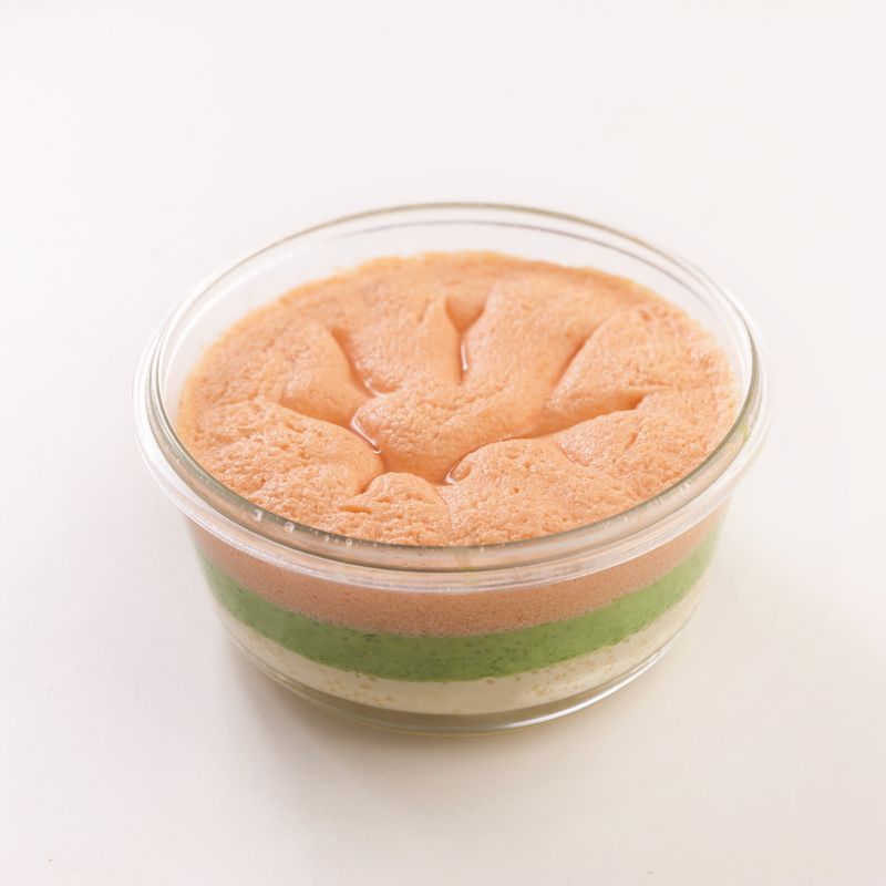 초록색 재료를 살살 부어 중약불에서 10분간 쪄낸 후, 빨간색 재료를 부어 중약불에서 10분 찐 뒤 3분간 뜸을 들여주세요.