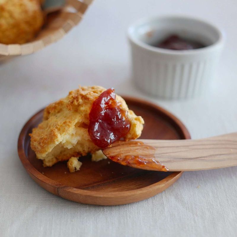 딸기잼을 곁들여 내어 즐겨주세요.