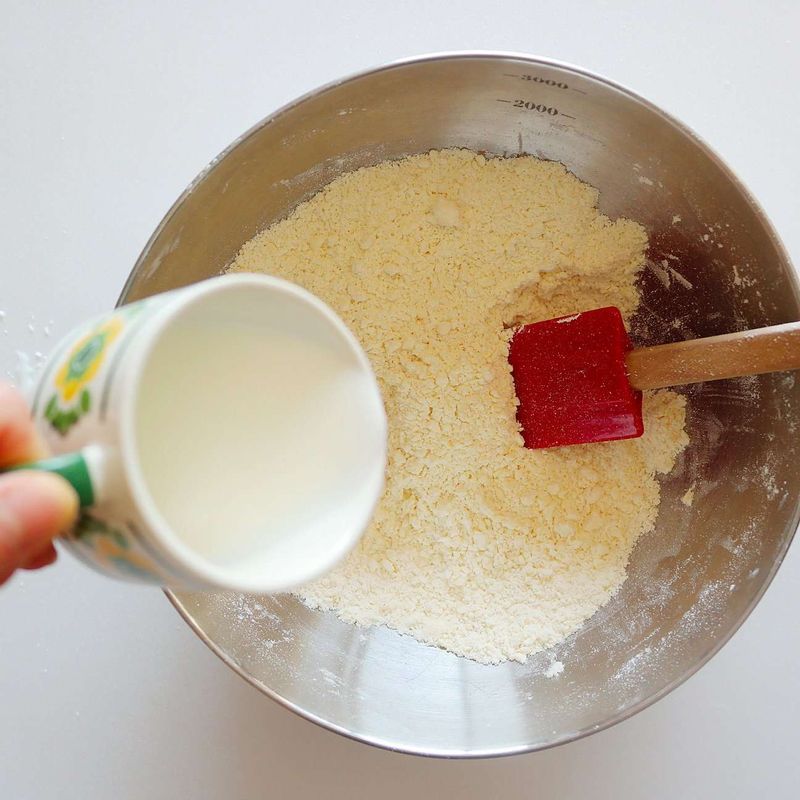 밀가루의 색이 노랗게 되면 우유를 넣어서 잘 섞은 뒤 냉장고에서 30분간 휴지시킵니다.