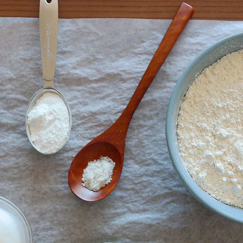 밀가루와 베이킹파우더를 체에 쳐서 볼에 넣고 설탕, 소금을 섞어주세요. 차가운 상태의 버터를 올려 주걱 또는 스크래퍼로 잘게 자르며 섞어주세요.