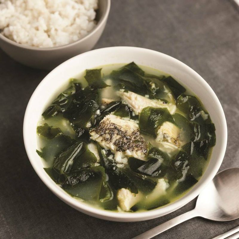 따끈한 참가자미미역국을 밥과 함께 맛있게 즐겨보세요.