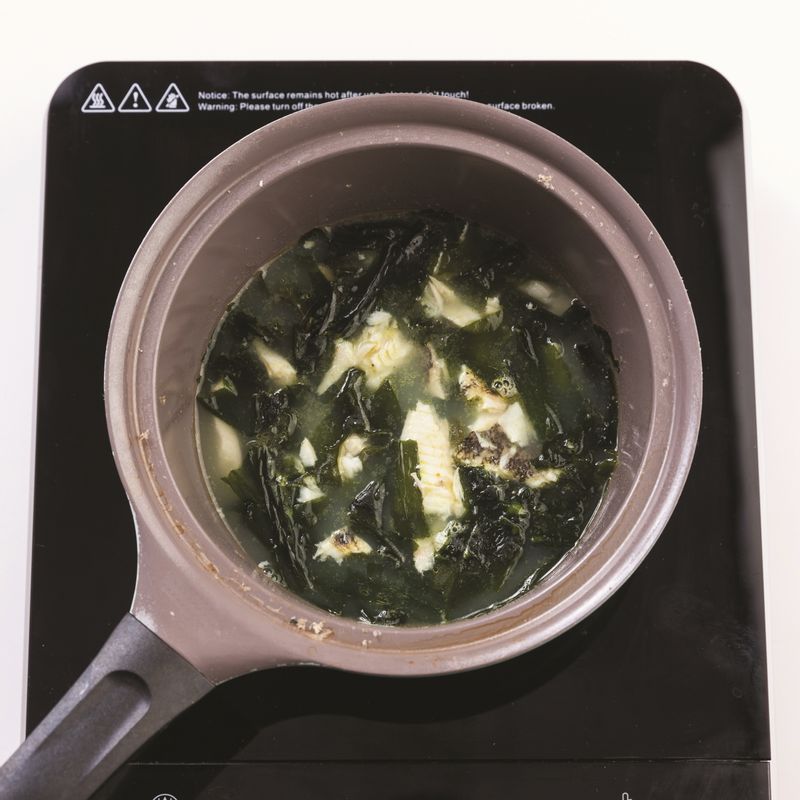 순서 1에 살만 발라낸 가자미와 순서 2를 넣고 중약불에서 10분 더 끓여주세요. 부족한 간은 소금으로 맞춰주세요.