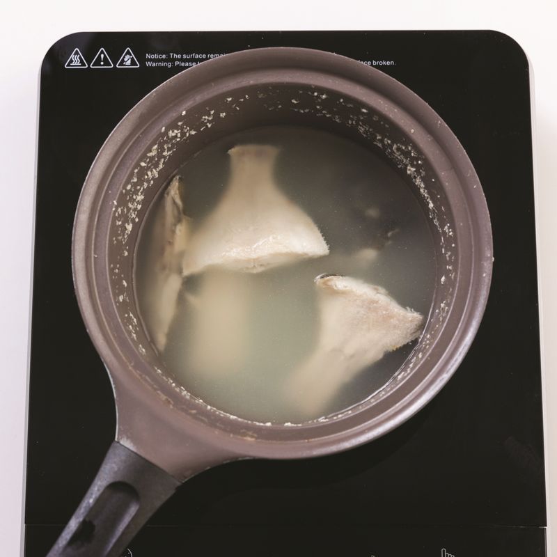 냄비에 참가자미, 생수, 맛술을 넣고 강불에서 끓이다가 육수가 끓으면 중약불로 줄여 30분 끓여주세요.
*Tip. 육수는 버리지 마세요!