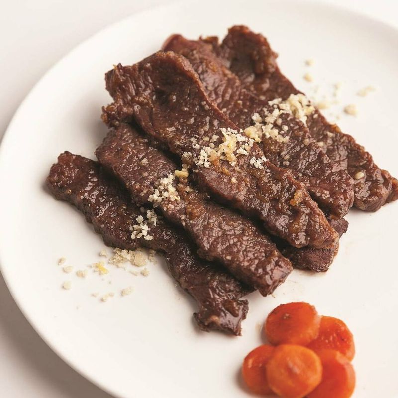 그릇에 치마살과 당근을 옮겨 담고 잣가루를 솔솔 뿌려내면 완성이예요.