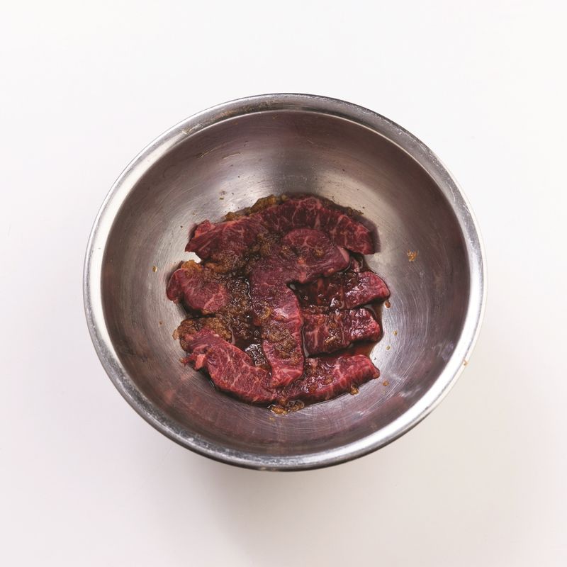 치마살구이을 위한 재료 이미지로 치마살,배,당근,잣가루 등으로 구성 되어있습니다.