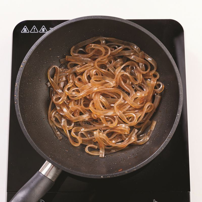 팬에 진간장에 데친 당면을 넣고 중약불에서 1~2분간 볶은 뒤, 양념 재료를 넣고 중불에서 3분 더 볶아주세요.