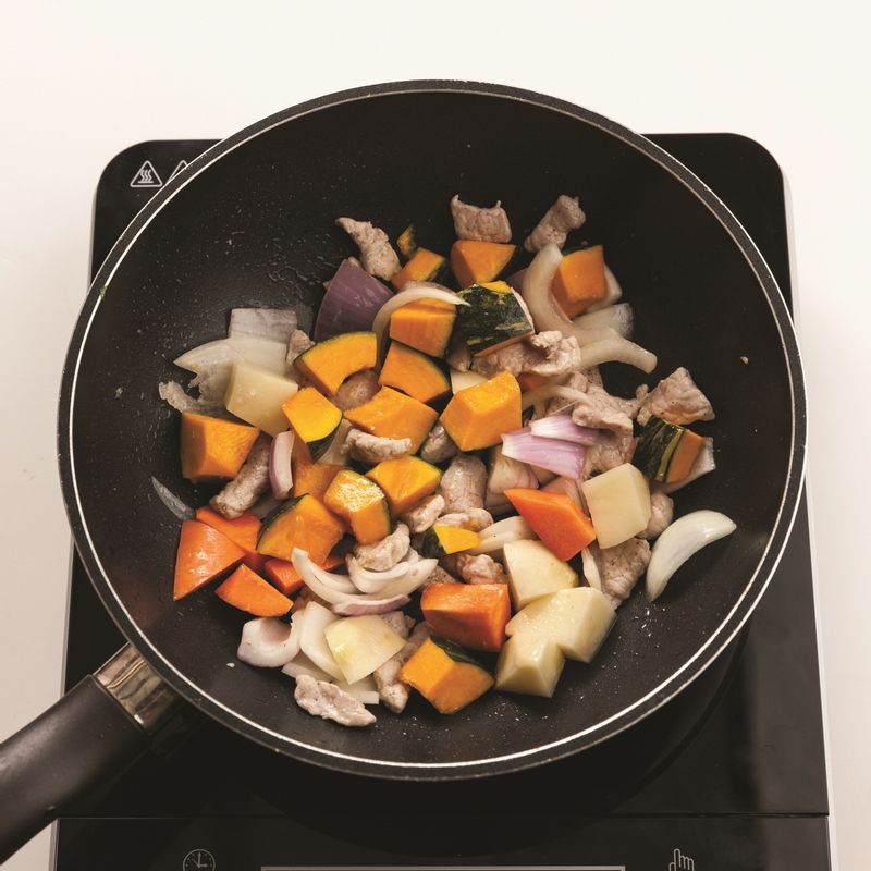 마늘볶음밥과 단호박짜장소스을 위한 재료 이미지로 밥,마늘,쪽파,카놀라유,소금 등으로 구성 되어있습니다.