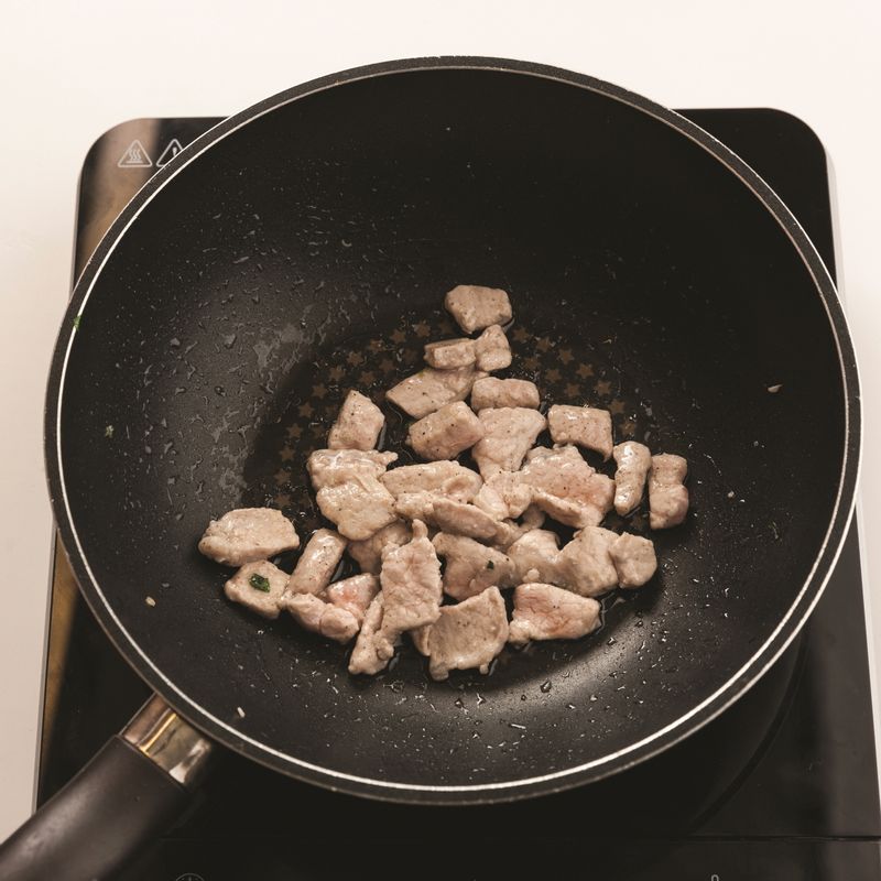 달군 새 팬에 올리브유를 두르고 미리 10분간 밑간에 재워 둔 돼지고기 등심을 2cm 크기로 썰어 넣어 중불에서 2분간 볶아주세요.