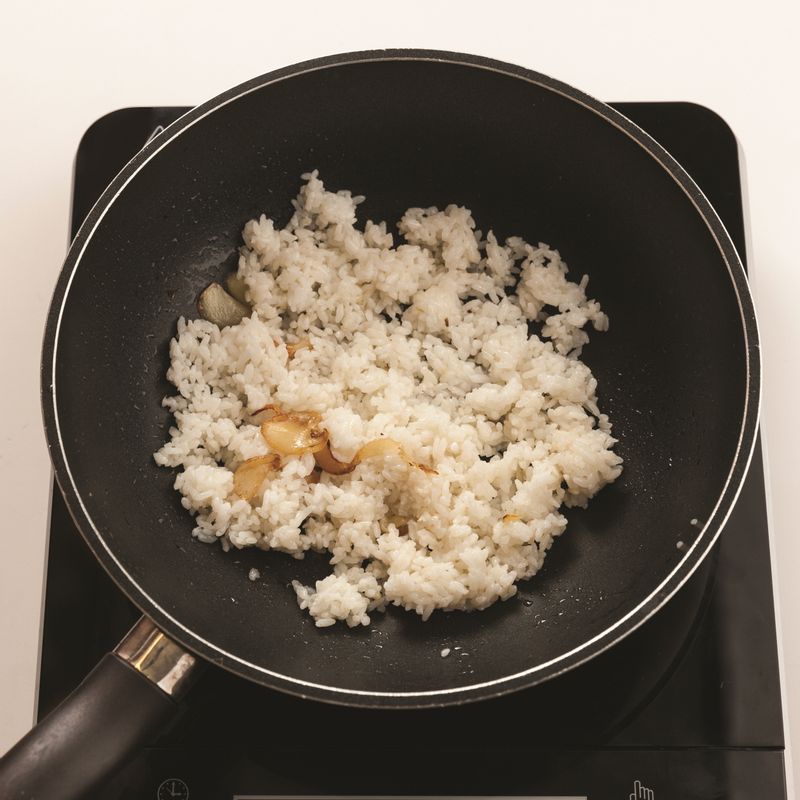 달군 팬에 카놀라유를 두른 뒤 슬라이스한 마늘을 넣어 굽고 밥, 송송 썬 쪽파를 넣어 볶은 뒤 소금으로 간을 해주세요.