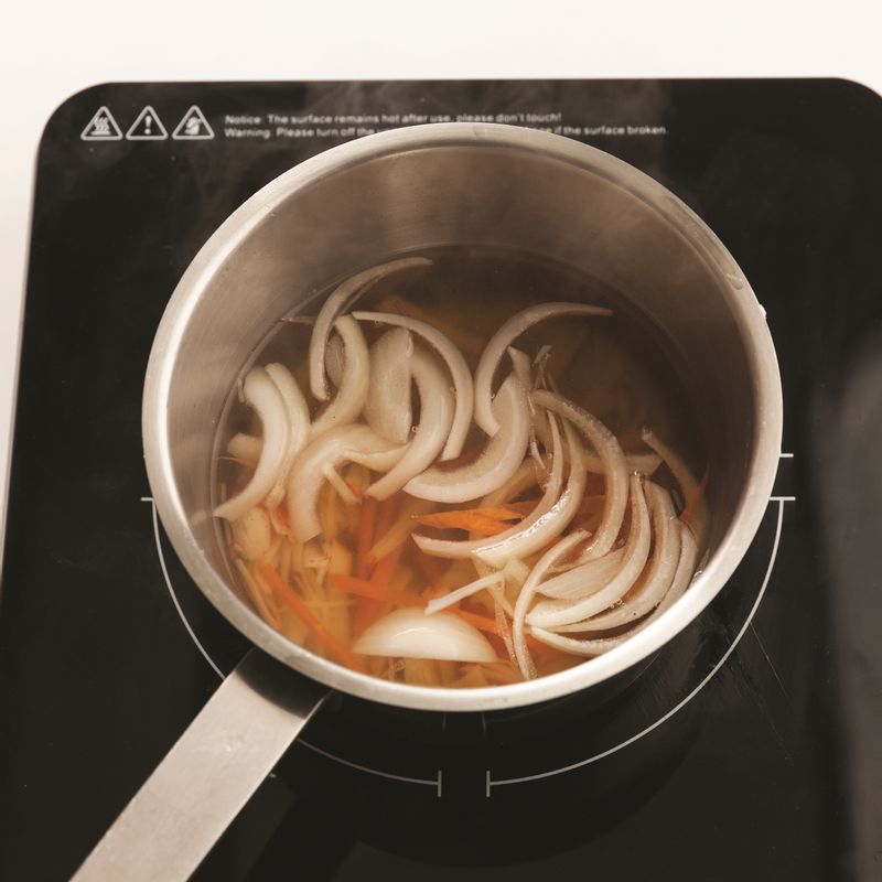 냄비에 멸치·다시마 육수, 채 썬 당근과 양파를 넣고 강불에서 3~4분동안 끓여주세요.