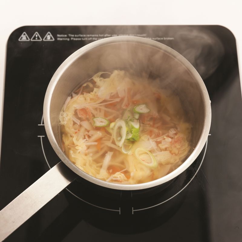 어슷하게 썬 대파를 넣고 한소끔 더 끓인 뒤 슬라이스한 표고버섯을 넣어주세요.