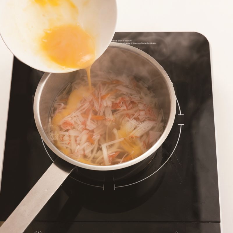 냄비 가장자리를 빙 둘러가며 체에 곱게 거른 달걀물을 넣어주세요.
*Tip. 달걀을 넣고 오래 끓이면 달걀이 뭉치고 색이 탁해지니 주의하세요!