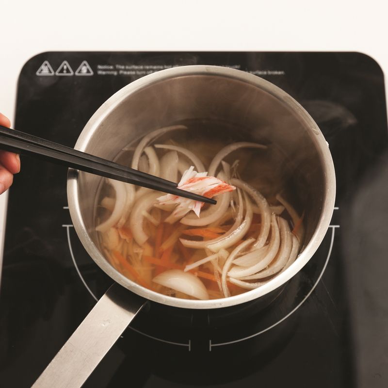 육수가 끓으면 중불로 줄인 뒤 잘게 찢은 크래미를 넣고, 국간장과 소금을 넣어 간을 맞추세요.