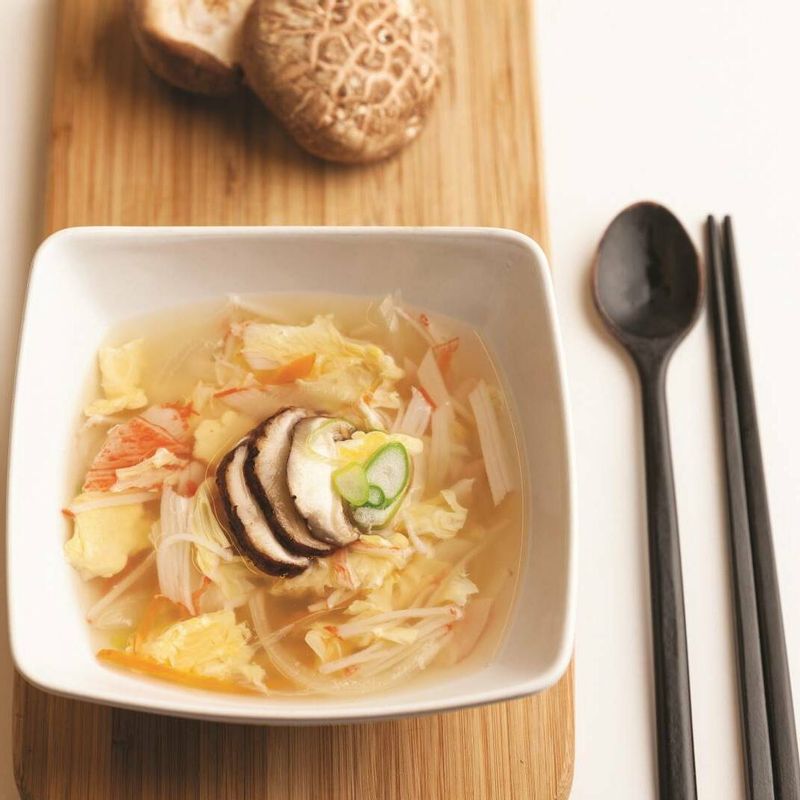 그릇에 담아 따끈한 국물을 즐겨보세요.