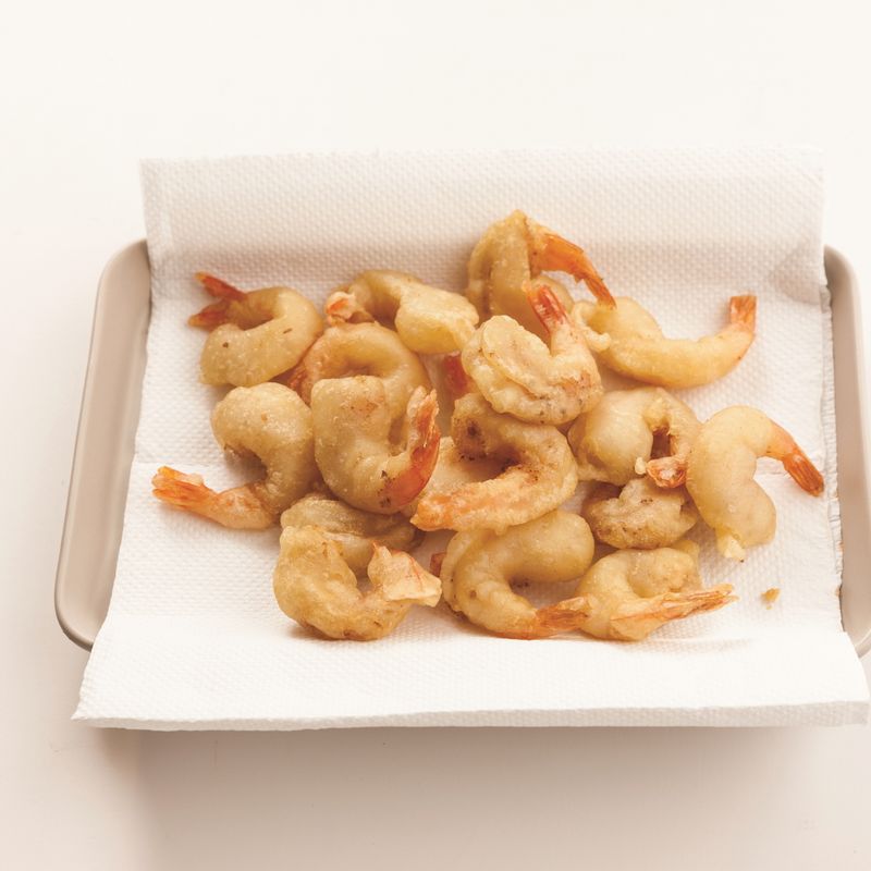 튀김옷 재료를 섞은 뒤 칵테일새우를 넣어 묻혀놔 주세요. 카놀라유를 끓여 180℃가 되면 칵테일새우를 넣고 3분 튀긴 뒤 건져내고 다시 2분 더 튀겨주세요.