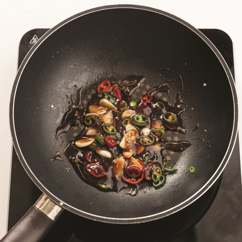 진간장, 올리고당, 굴소스, 흑설탕을 넣고 저어가며 졸여주세요.