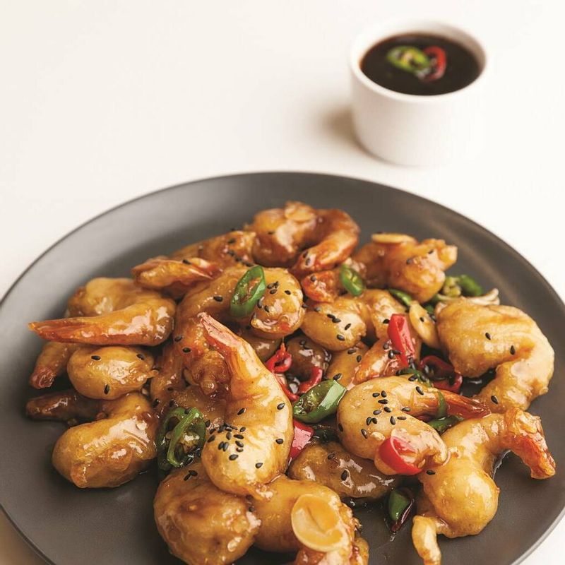 완성된 새우간장깐풍기를 접시에 담아 맛있게 즐겨보세요. 기호에 따라 청양고추를 추가하면 더 매콤하게 드실 수 있어요!