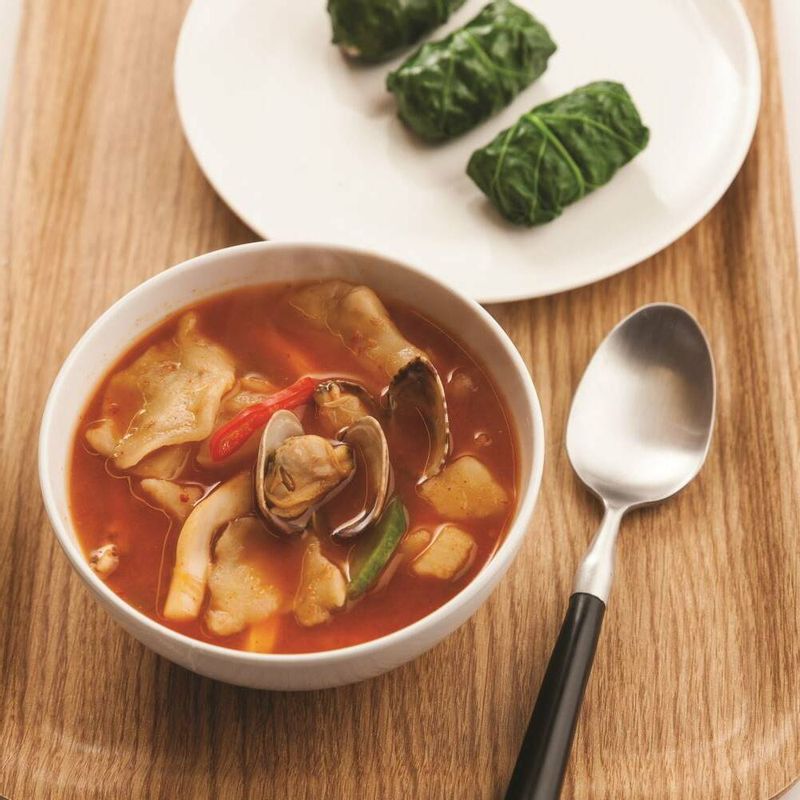 완성된 얼큰해물수제비를 그릇에 옮겨 담아 반죽이 붇기 전에 쫄깃한 식감을 음미하며 맛있게 즐기세요!