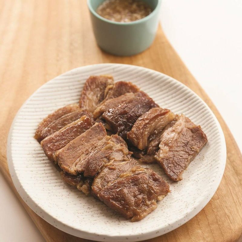 고기를 특제 잣마늘소스에 콕콕 찍어 맛있게 드세요.