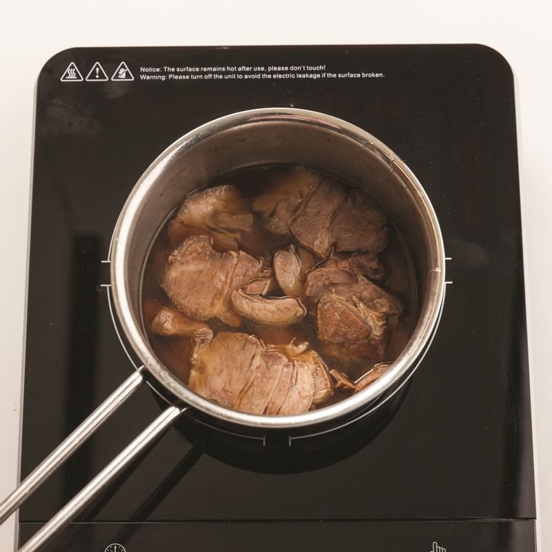 고기를 큼직하게 썰어 냄비에 넣고 순서 1의 육수 4/5컵(150ml), 올리고당, 진간장, 흑설탕을 넣은 뒤 중약불에서 뒤적이며 10분간 조려주세요.