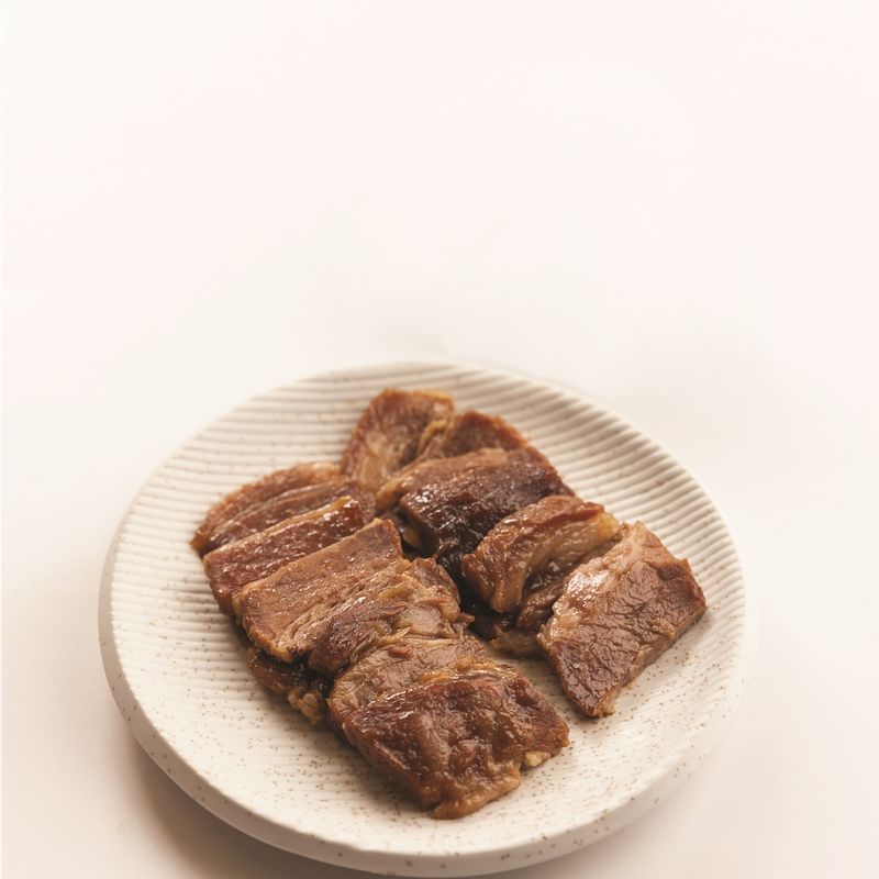 조린 고기를 얇게 썰고 분량의 소스 재료를 한데 넣고 섞어 소스를 만들어 주세요.
*Tip. 소스 재료 중 꿀은 매실액, 유자청은 레몬청으로 대체
해도 된답니다.