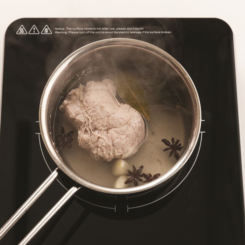 냄비에 핏물 뺀 목살과 삶는 재료를 넣고 물이 1/3이 남을 때까지 강불에서 끓여주세요. 다 끓인 후 육수는 두고 삶은 재료를 모두 건져주세요.